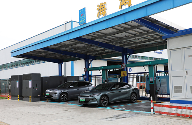 比亞迪閃充加持海鴻集成一體式智能光儲快/超充站（敞開站）